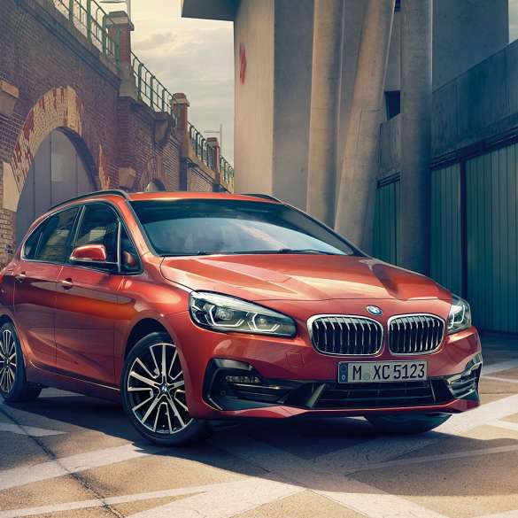 Exterior BMW 2 Series Active Tourer BMW 2 Series Active Tourer F45 Facelift 2018 Sunset Orange metallic three-quarter front view parkend in alley