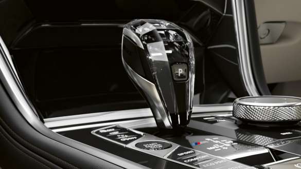 'CraftedClarity' glass application. BMW 8 Series Coupé, gear selector, 'CraftedClarity' glass application.