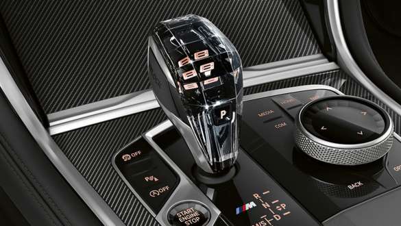 CraftedClarity glass application BMW 8 Series Coupé G15 LCI Facelift 2022 CraftedClarity glass application BMW 8 Series Coupé G15 LCI Facelift 2022 close-up gear selector