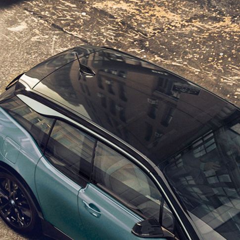 BMW i3 2018 carbon roof BMW i3 I01 2018 Jucaro beige with Frozen Grey metallic highlight bird´s eye view carbon roof