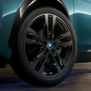 BMW i3 2018 light alloy wheel BMW i3 I01 2018 Jucaro beige with Frozen Grey metallic highlight close-up light alloy wheel