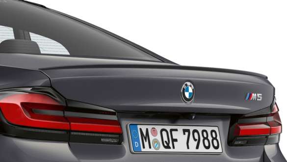 M rear spoiler BMW M5 F90 2020 M rear spoiler BMW M5 F90 LCI Facelift 2020 Brands Hatch Grey metallic close-up tailgate