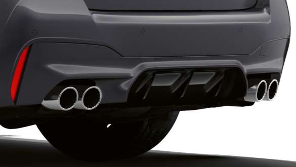 M specific twin tailpipes BMW M5 F90 2020 M specific twin tailpipes BMW M5 F90 LCI Facelift 2020 Brands Hatch Grey metallic close-up rear apron
