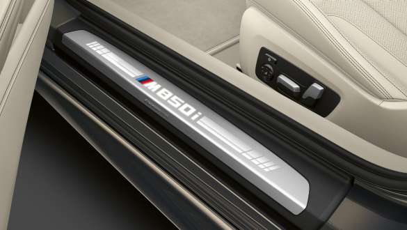 Entry sill with M850i designation. Entry sill of the BMW M850i xDrive Convertible with M850i designation.