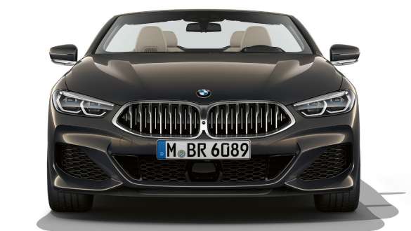 BMW M850i xDrive Convertible, front. BMW M850i xDrive Convertible in Dravit Grey metallic with open softtop, front with double kidney grille in Galvanic Cerium Grey.
