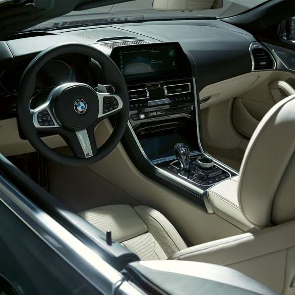 BMW M850i xDrive Convertible, cockpit. BMW M850i xDrive Convertible in Dravit Grey metallic with open softtop, Cockpit with M leather steering wheel.
