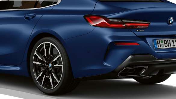 M sport differential BMW M850i xDrive Gran Coupé G16 LCI Facelift 2022 BMW M850i xDrive Gran Coupé G16 LCI Facelift 2022 BMW Individual Frozen Tanzanite Blue metallic Three-quarter rear view M sport differential