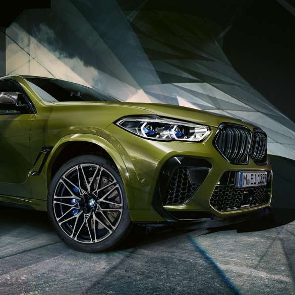 Exterieur-Design BMW X6 M Competition Exterior design BMW X6 M Competition F96 2020 BMW Individual Special Paint Urban Green SUV three-quarter front view