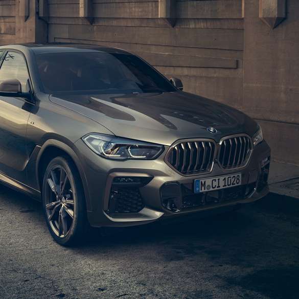 BMW X6 M50i with M TwinPower Turbo 8-cylinder petrol engine BMW X6 M50i with M TwinPower Turbo 8-cylinder petrol engine G06 Manhattan metallic three-quarter side view
