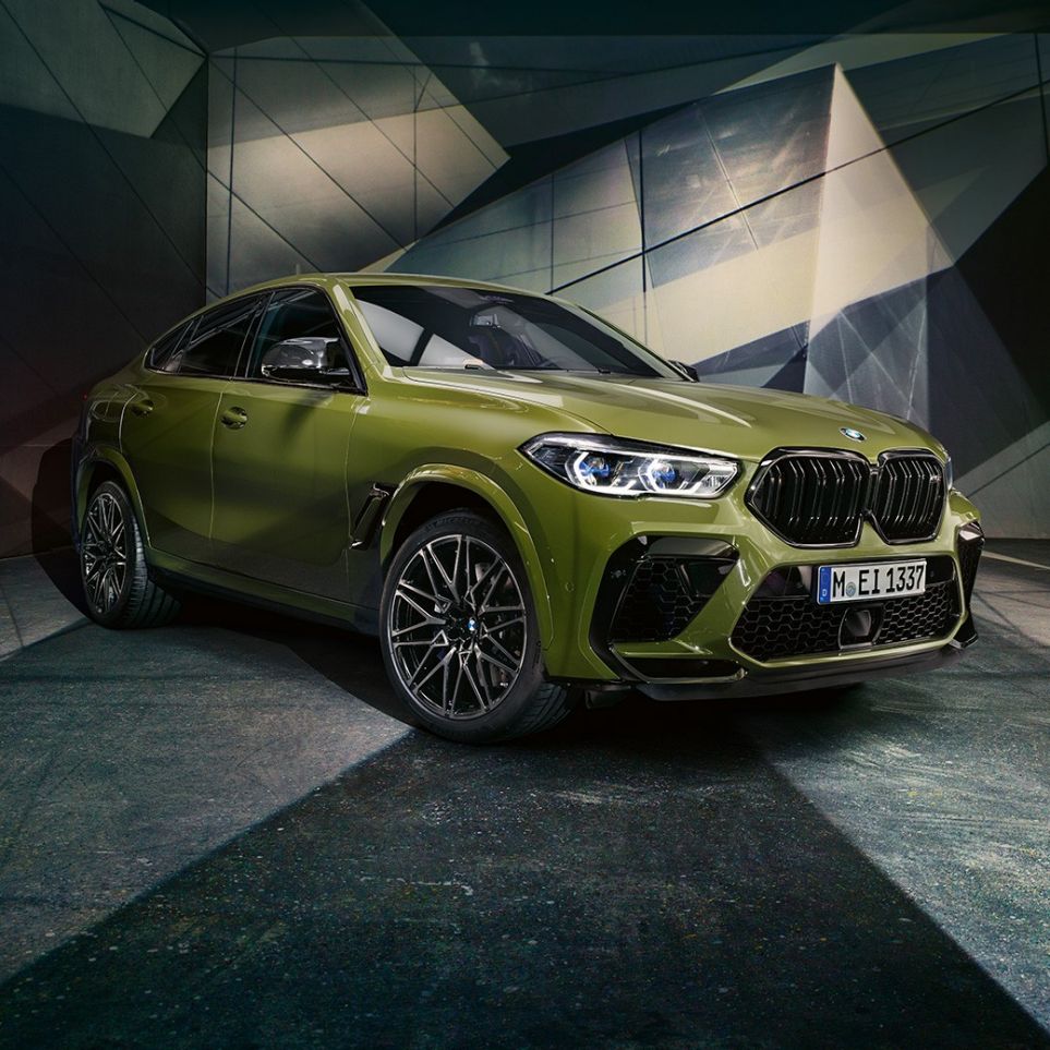 M double kidney grille BMW X6 M Competition M double kidney grille BMW X6 M Competition F96 BMW Individual Special Paint Urban Green SUV three-quarter front view