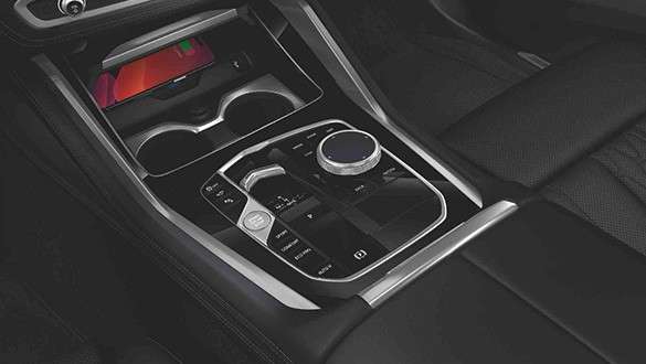 Comfort Access BMW X7 M60i xDrive G07 LCI Comfort Access BMW X7 M60i xDrive G07 LCI Smartphone operation in front of BMW