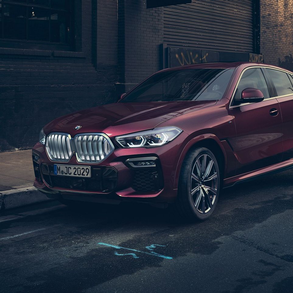 BMW X6 Individual exterior. BMW X6 Individual standing in three-quarter front.