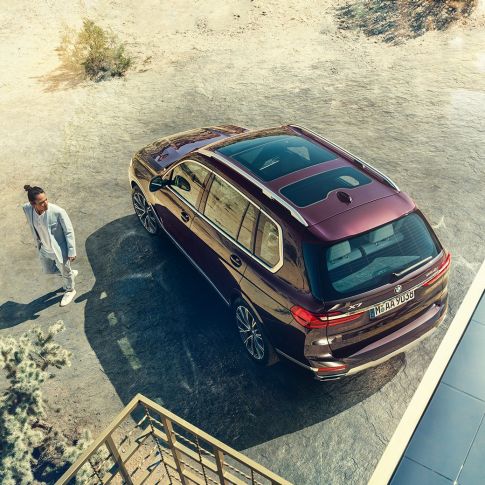 BMW Individual X7 xDrive40i, bird’s eye perspective BMW X7 in Ametrin Metallic standing from the bird’s eye perspective