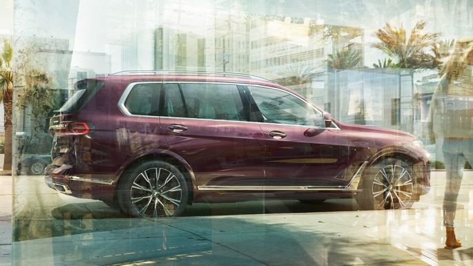 BMW Individual X7 xDrive40i, side view Standing BMW X7 in Ametrin metallic in side view