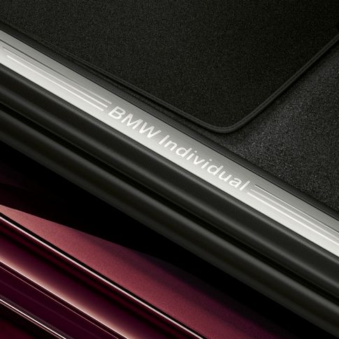 Entry sills with BMW individual lettering Close-up of illuminated entry sills with BMW individual lettering