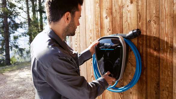 Smart Wallbox man with tablet in front of wallbox