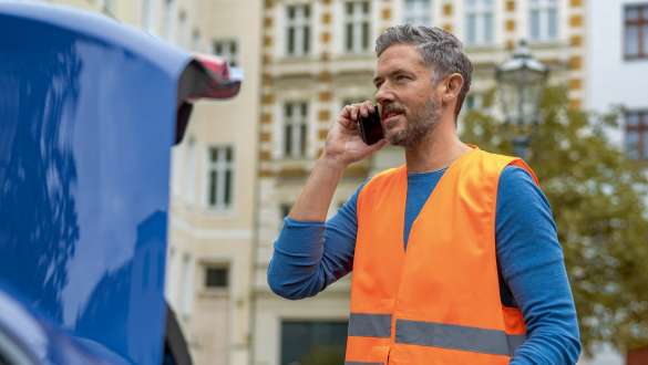 BMW Accident Support and Breakdown Assistant BMW Repair and Care BMW Repair and Care BMW Accident Support and Breakdown Assistant man on the phone