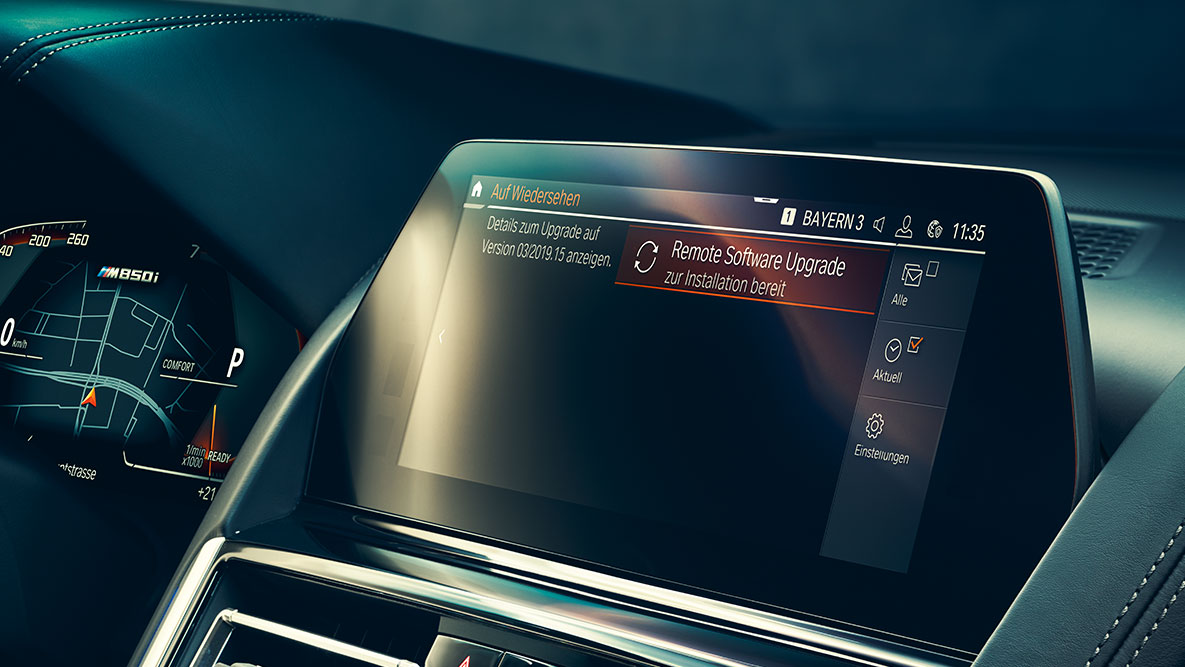 BMW 8 Series Coupé, cockpit. Interior of the BMW 8 Series Coupé with Control Display and Remote Software Upgrade.