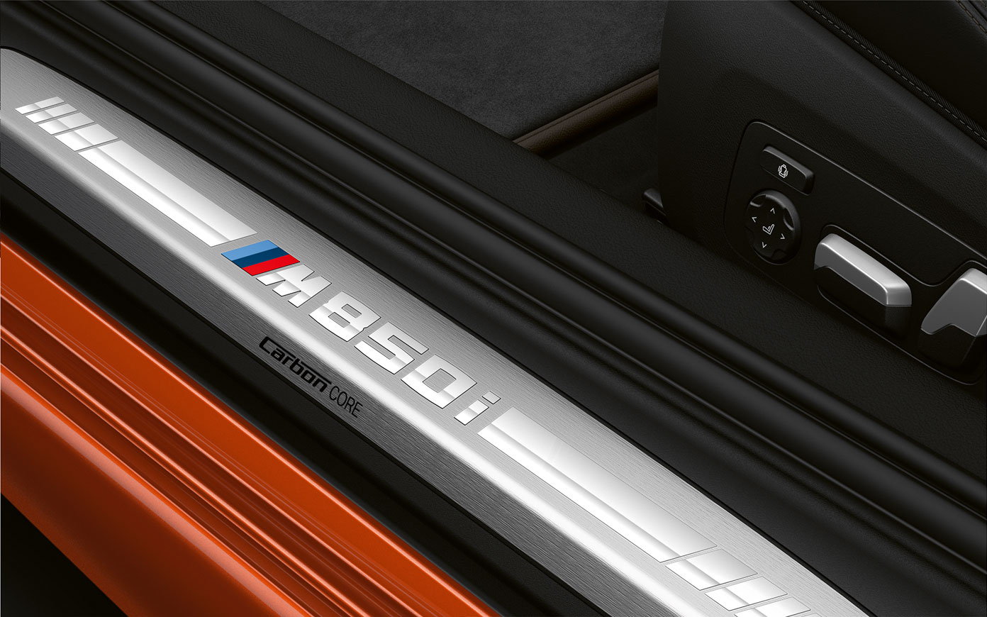 BMW 8 Series Coupé, door sill M850i. Close-up of the door sill of the BMW 8 Series Coupé with M850i logo.