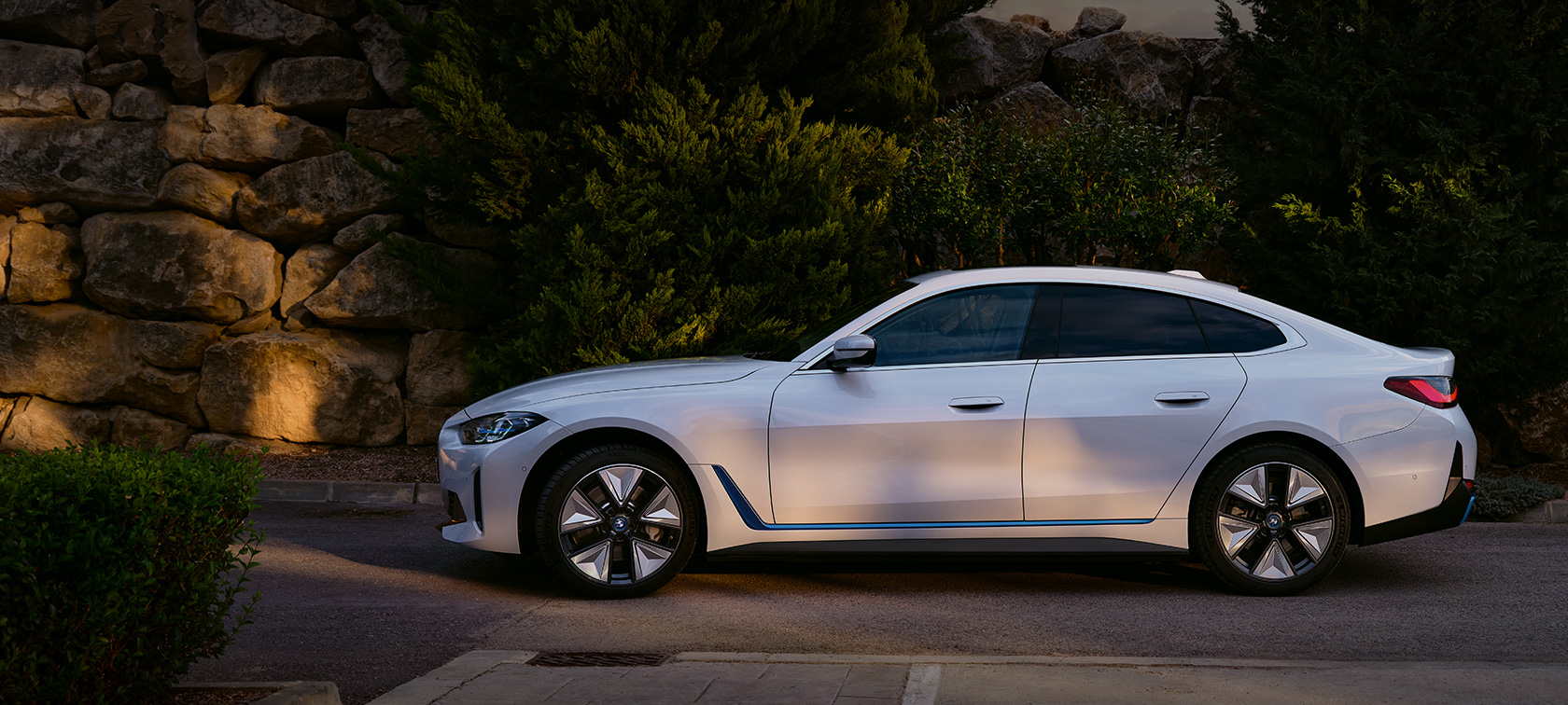 Side view BMW i4 G26 2021 standing BMW i4 eDrive40 G26 2021 Mineral White side view standing