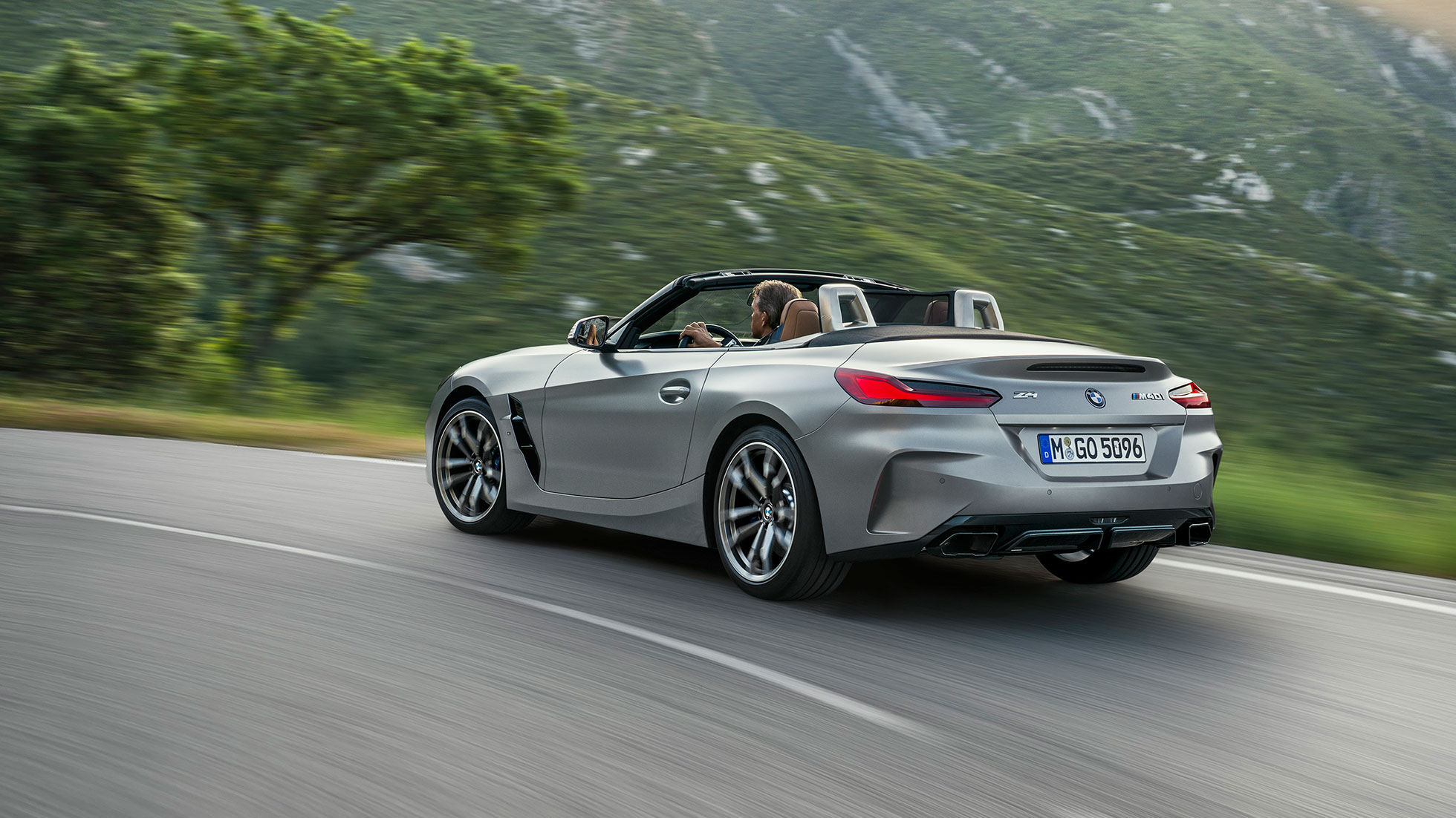 Driving dynamics BMW Z4 M40i G29 BMW Z4 Roadster M40i G29 2019 BMW Individual Frozen Grey metallic three-quarter rear view driving