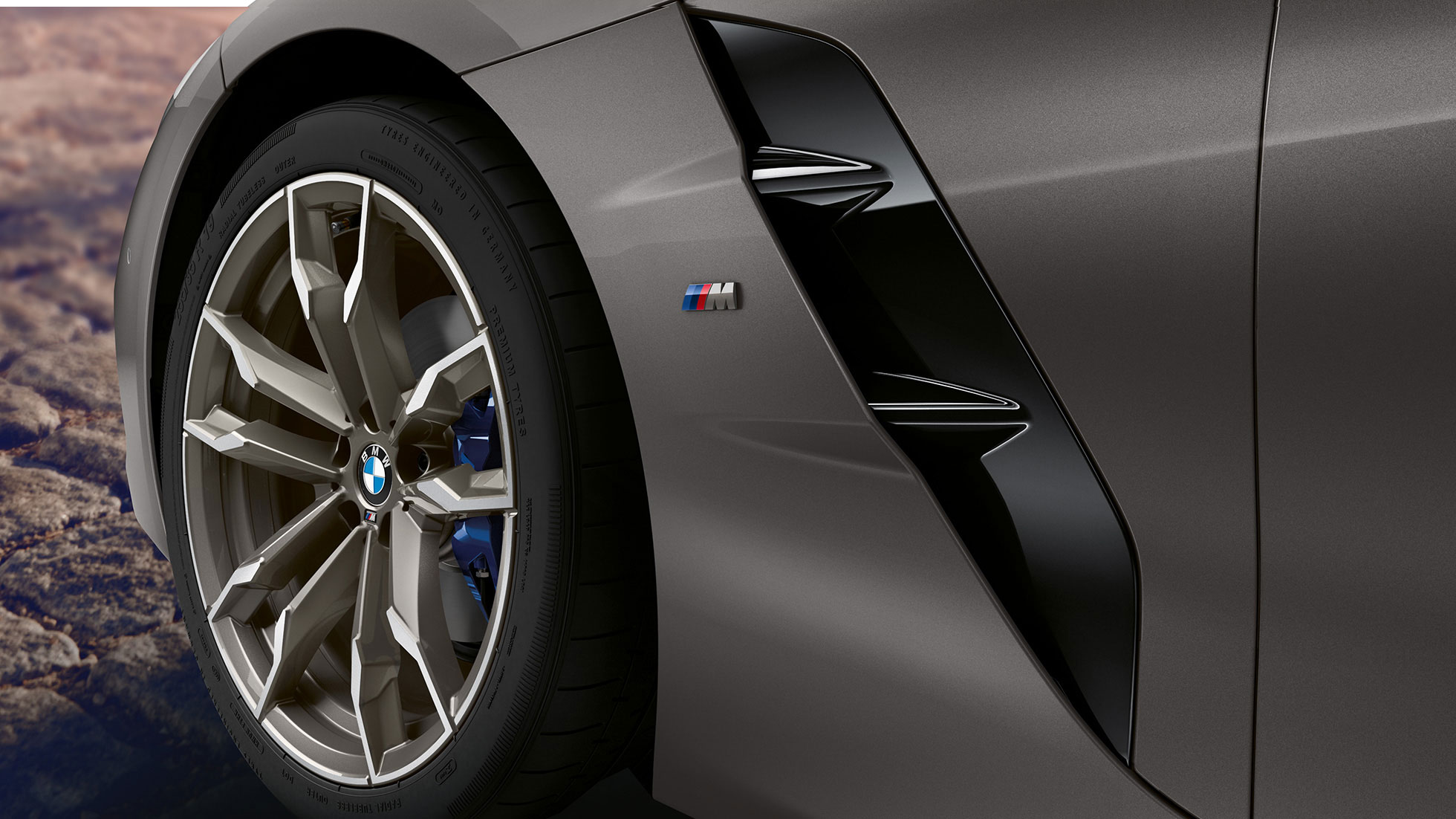 Light alloy wheel BMW Z4 M40i G29 Light alloy wheel BMW Z4 Roadster M40i G29 2019 BMW Individual Frozen Grey metallic close-up wheel and Air Breather