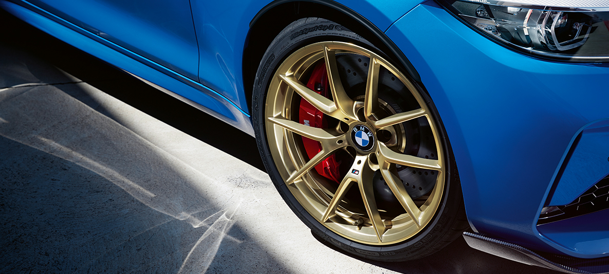 19" M light alloy wheels V-spoke style 763 M Gold matt BMW M2 CS 19" M light alloy wheels V-spoke style 763 M Gold matt BMW M2 CS F87 Misano Blue metallic detail view