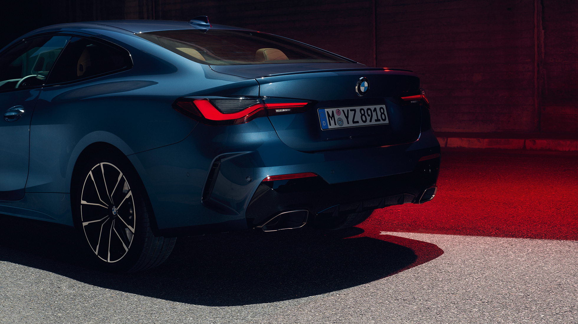 Three quarter rear view rear lights BMW M440i xDrive Coupé G22 2020 BMW M440i xDrive Coupé Arctic Race Blue metallic G22 2020 three-quarter rear view rear lights
