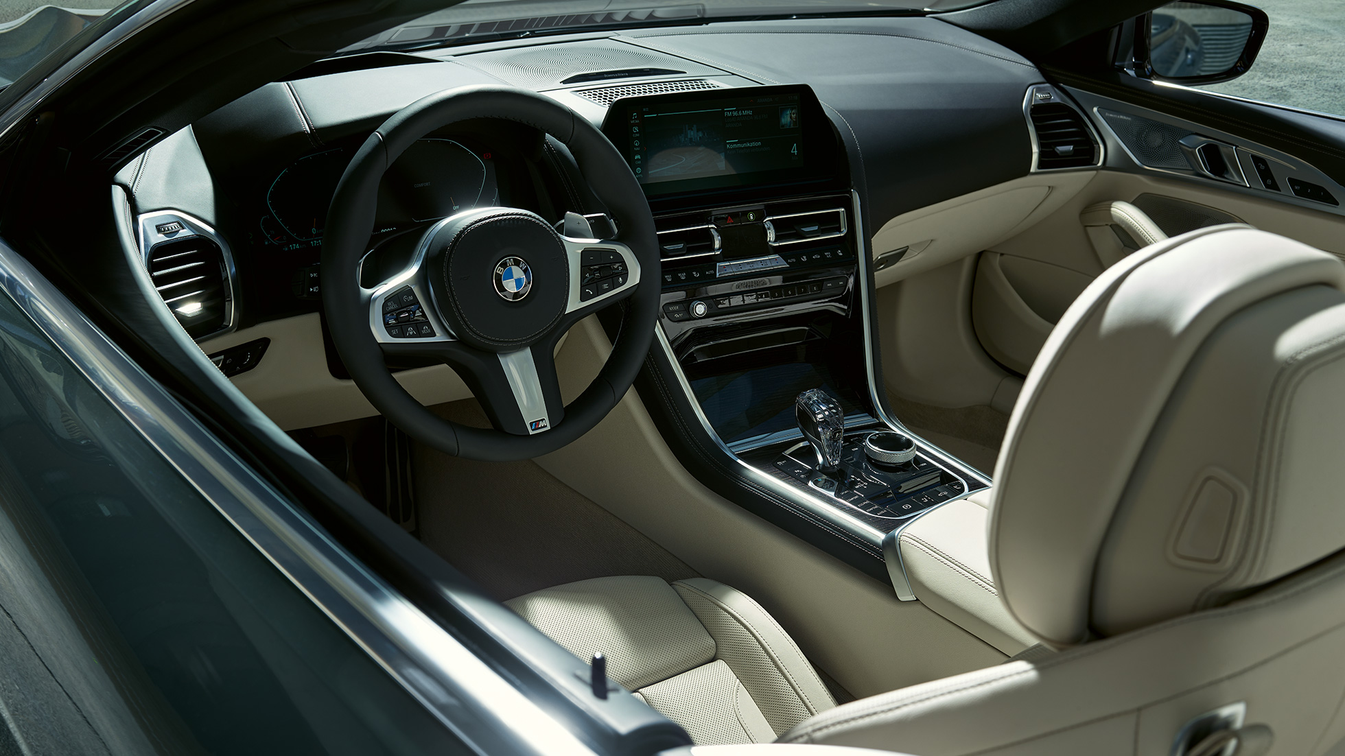 BMW M850i xDrive Convertible, cockpit. BMW M850i xDrive Convertible in Dravit Grey metallic with open softtop, Cockpit with M leather steering wheel.