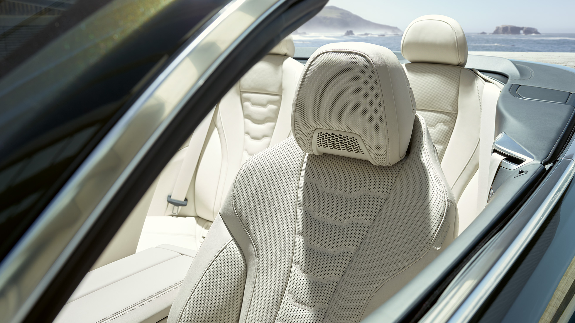 BMW M850i xDrive Convertible, multifunctional seats for driver and passenger. BMW M850i xDrive Convertible in Dravit Grey metallic with open softtop, interior with multifunctional seats in BMW Individual leather trim 'Merino' Ivory White.