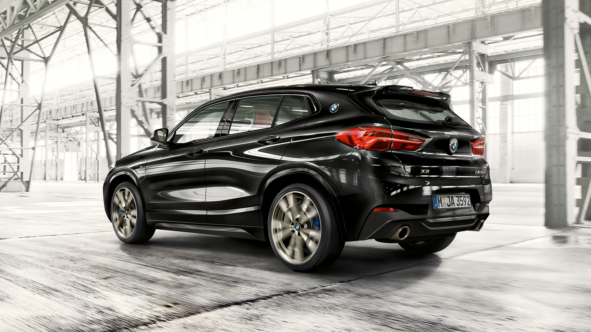 M rear spoiler BMW X2 M35i M rear spoiler BMW X2 M35i Sapphire Black metallic F39 three-quarter front view