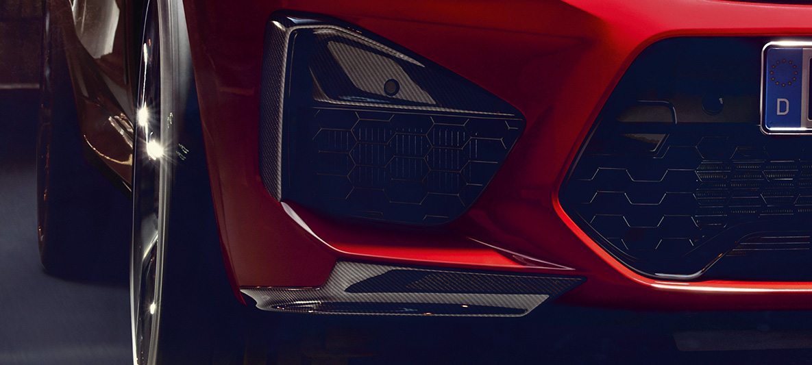 BMW X4 M Competition, clasps of the side spoiler elements and aeroblades in carbon. BMW X4 M Competition in Toronto Red metallic, exterior, M Carbon exterior package, clasps of the side spoiler elements and aeroblades in carbon.