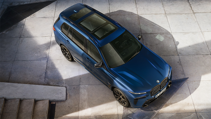 BMW X7 M60i xDrive G07 LCI Frozen Marina Bay Blue standing bird’s-eye view 