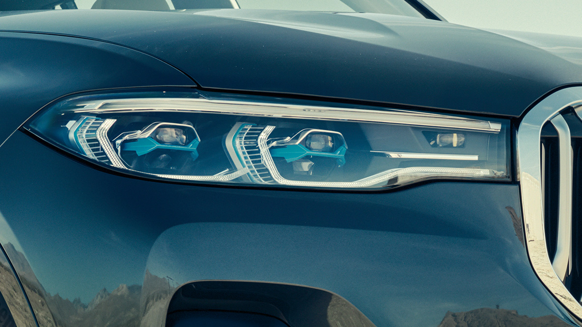 BMW Laserlight BMW Laserlight : Close-up of the BMBMW Laserlight : Close-up of the BMW X7 front in three-quarter front viewW X7 front in three-quarter front view