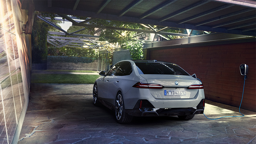 Solar charging at home BMW i5 eDrive40 G60 3/4 rear view