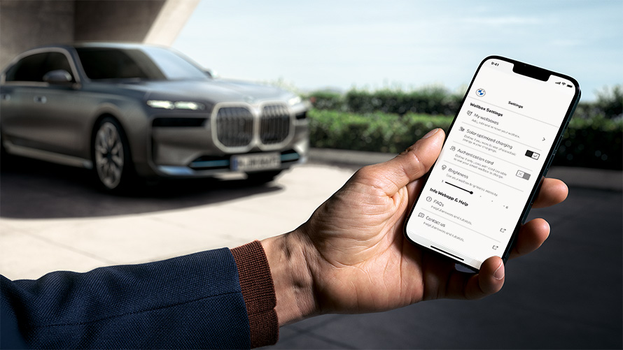 BMW i7 G70 Smartphone in front shows My BMW App