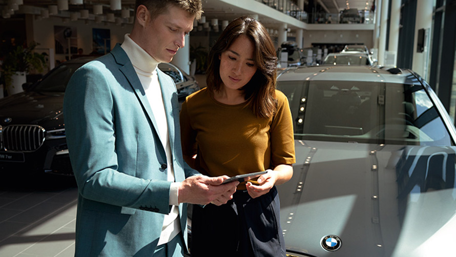 BMW consulting situation with two people in front of BMW car