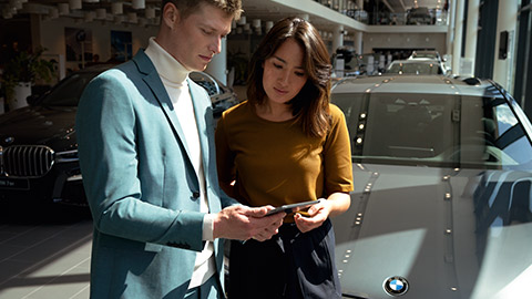 BMW consulting situation with two people in front of BMW car